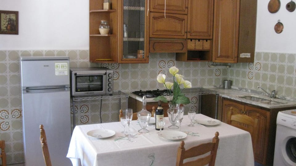Kitchen or kitchenette, Dining area, stove, washing machine