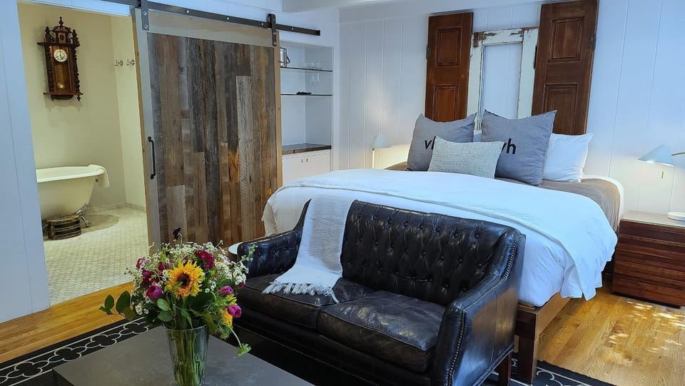 Photo of the whole room, Decorative detail, Seating area, Bedroom
