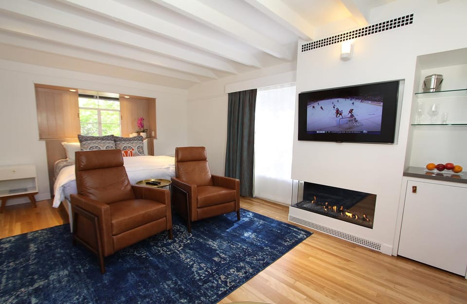 TV and multimedia, Decorative detail, Seating area, Bedroom