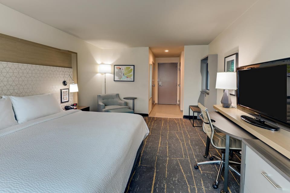 Bed, TV and multimedia, hair dresser