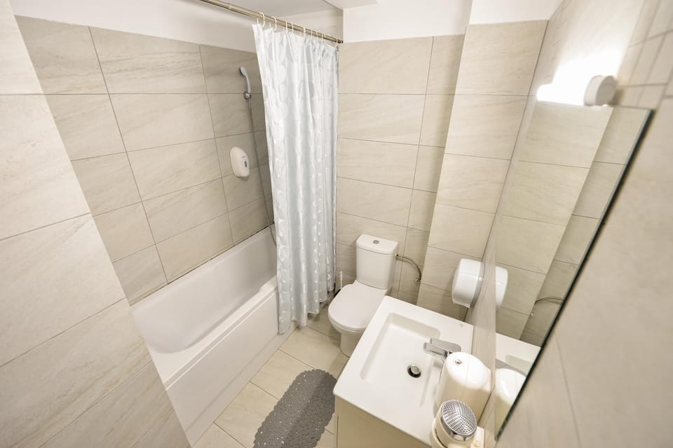 Shower, Toilet, Bathroom, bidet, towels