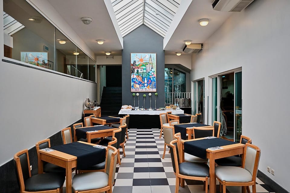 Restaurant/places to eat, Living room, Banquet/Function facilities, Seating area