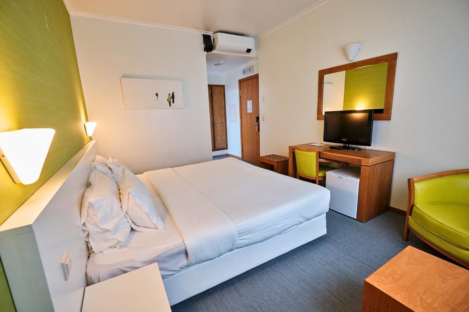 Bed, TV and multimedia, Living room, Photo of the whole room, Seating area, Bedroom
