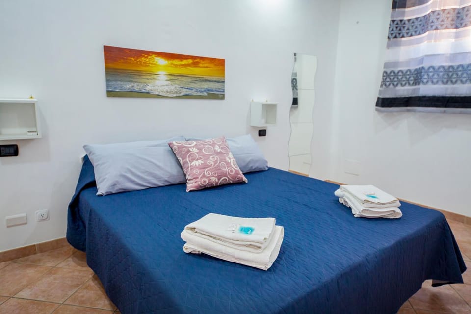 Bed, Photo of the whole room, Decorative detail, Bedroom, towels