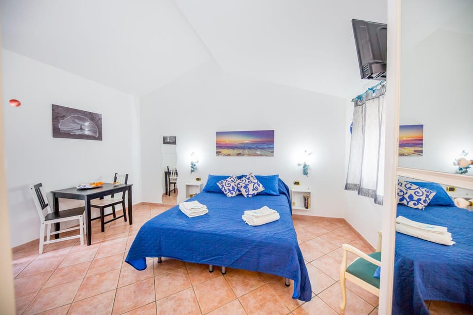 Bed, Photo of the whole room, Decorative detail, Seating area, Dining area, Bedroom