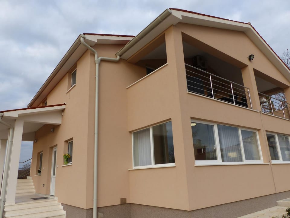 Property building, Pets