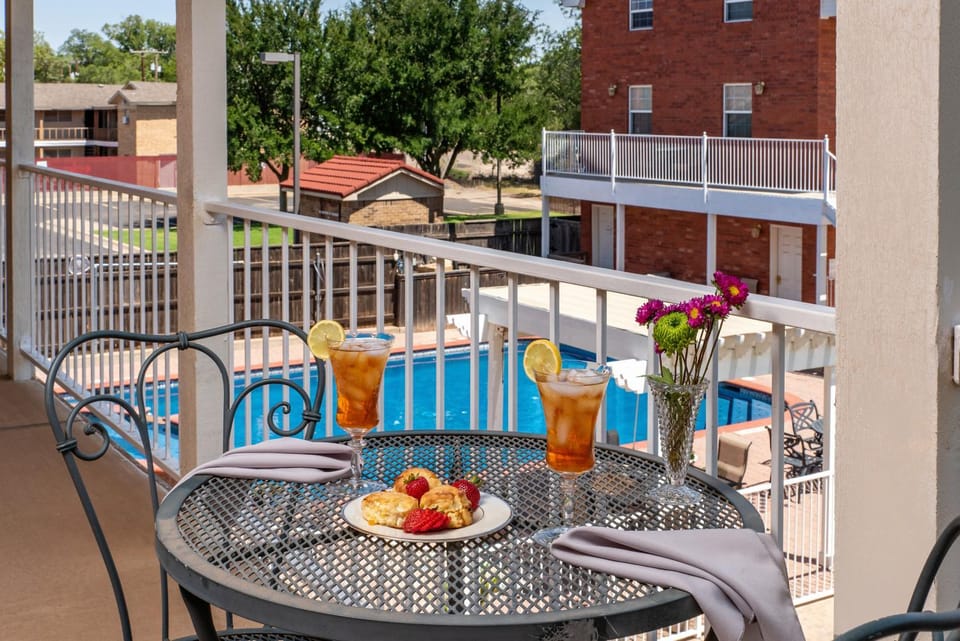 Patio, Balcony/Terrace, Food and drinks, Swimming pool