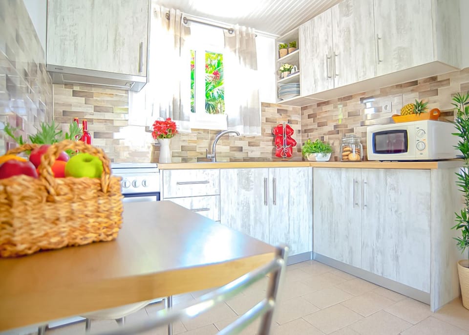 Kitchen or kitchenette, Breakfast, Lunch, Dinner, microwave, oven, stove, kitchen