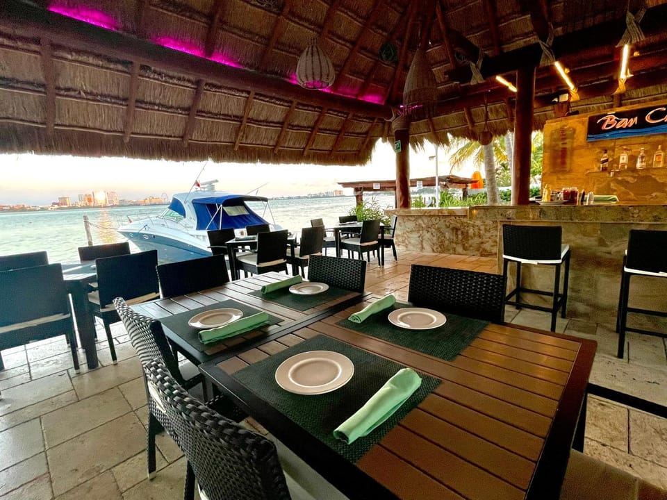 Natural landscape, Lounge or bar, Food and drinks, Food, Drinks, Alcoholic drinks, Non alcoholic drinks, Sunset