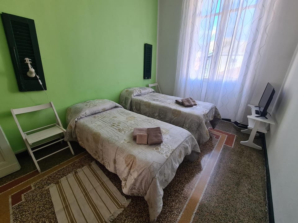 Bed, TV and multimedia, Photo of the whole room, Bedroom, towels