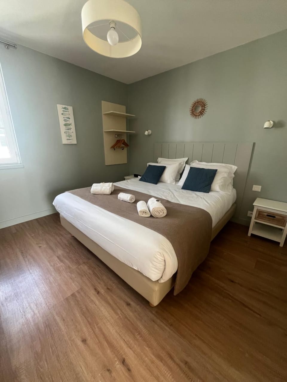 Photo of the whole room, Bedroom
