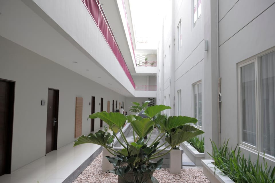 Property building, Facade/entrance, Day, Garden, On site