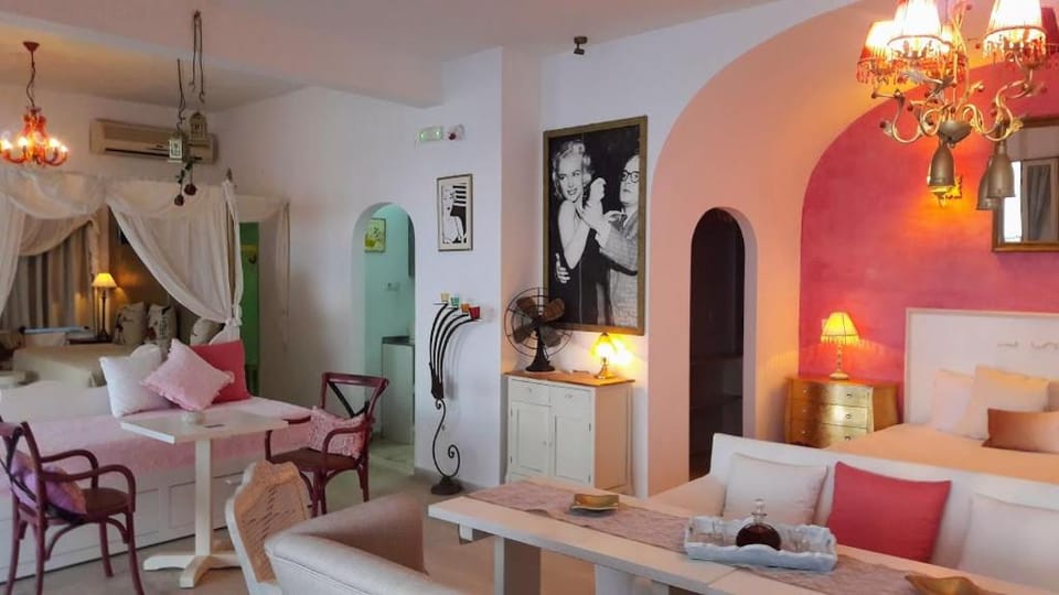 Photo of the whole room, Decorative detail
