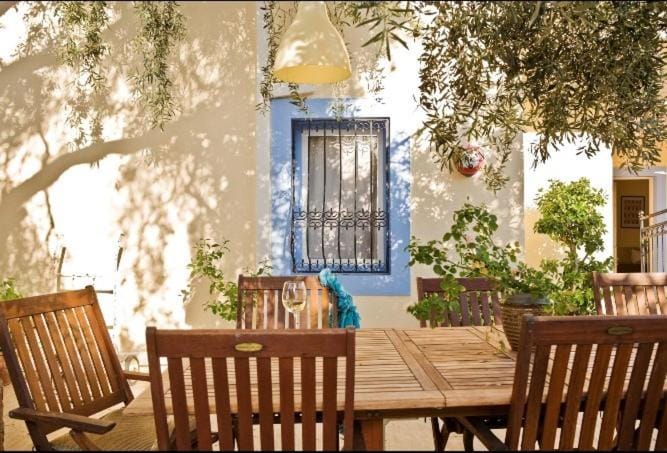 Merve Apartments, your home from home in central BODRUM, street cats frequent the property, not all apartments have balconies , ground floor have terrace with table and chairs Apartment hotel in Bodrum