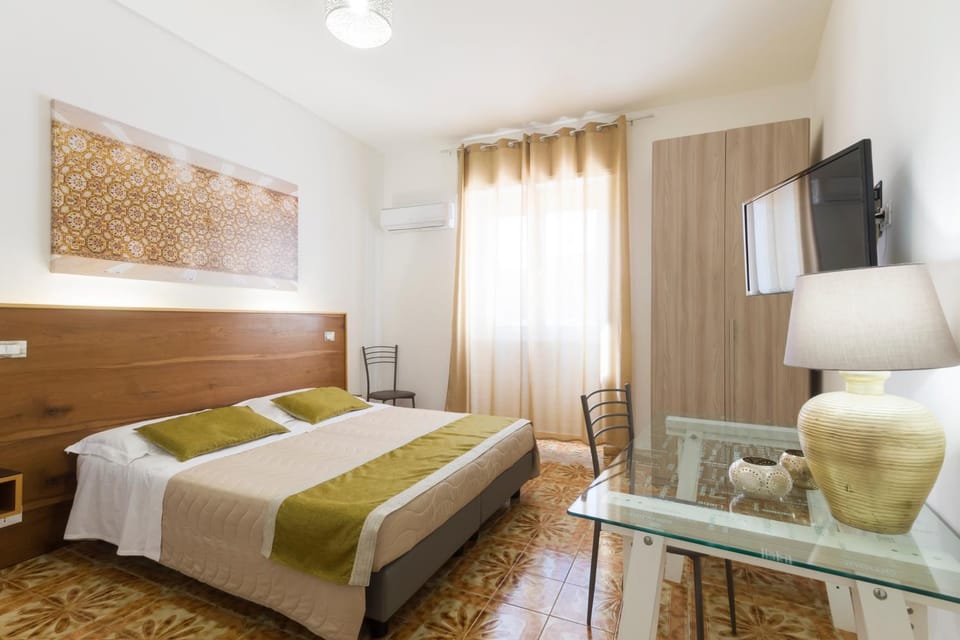 Bed, TV and multimedia, Bedroom