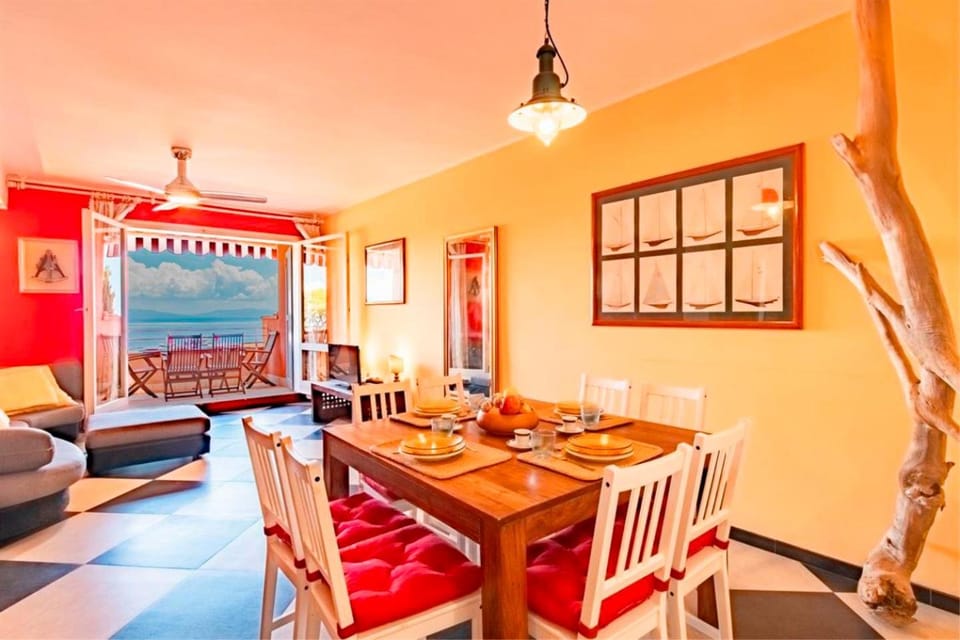 Communal lounge/ TV room, Balcony/Terrace, Dining area, Sea view