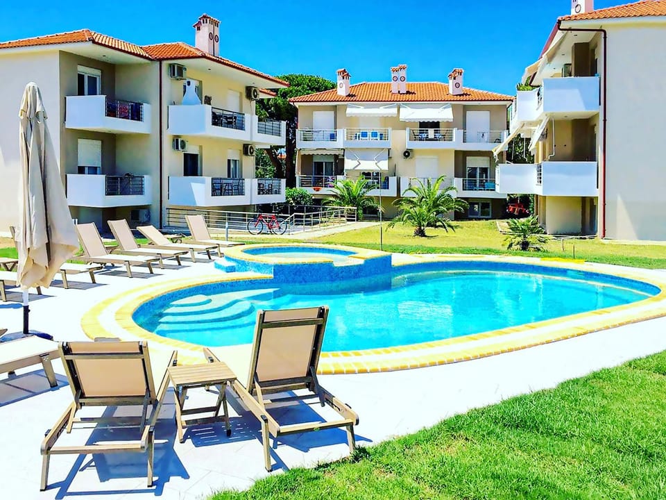 Property building, Garden, Swimming pool, sunbed