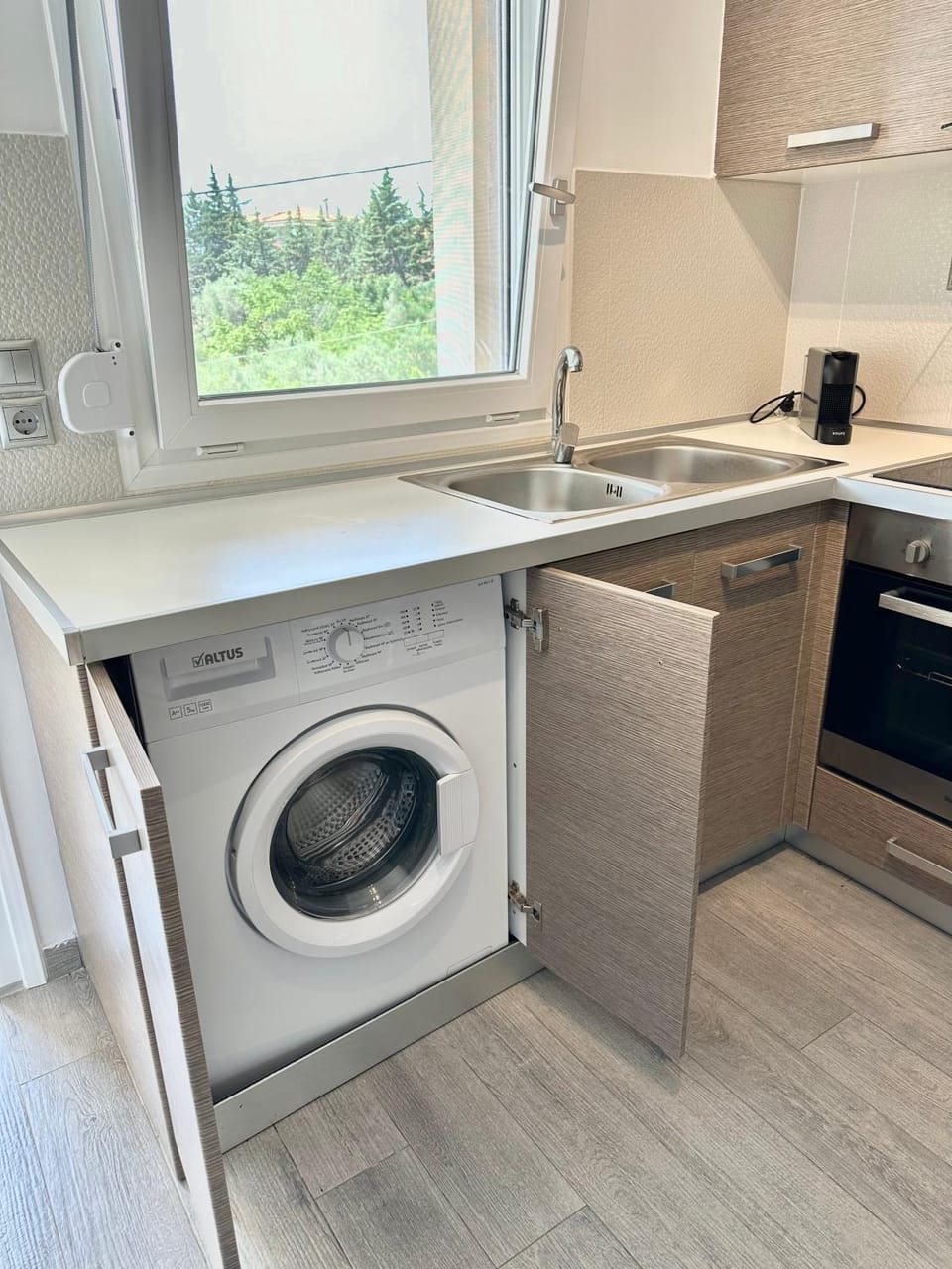 Kitchen or kitchenette, washing machine