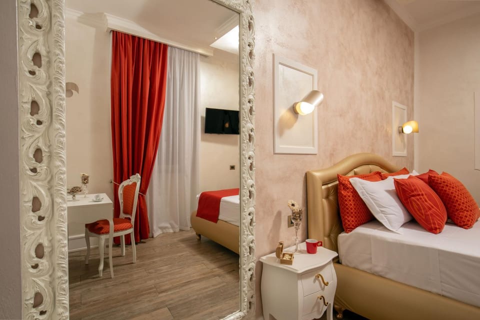 Bed, Other, Photo of the whole room, Decorative detail, Bedroom