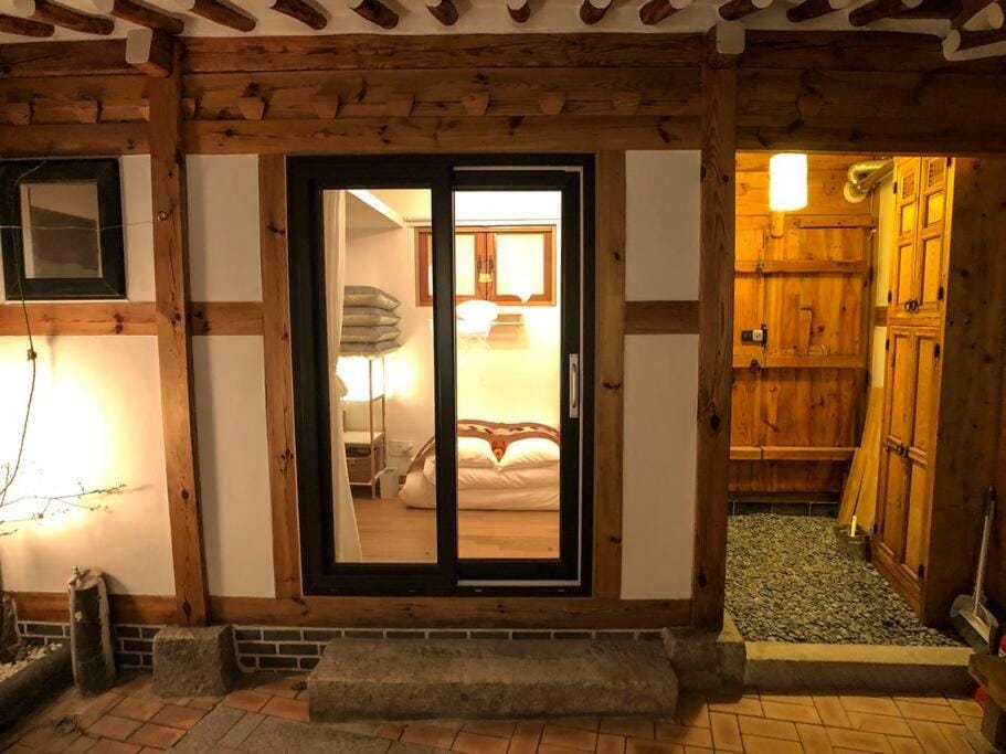 JAY Hanok ㅡ 3BR 3Bath ㅡ 8min from Anguk STN House in Seoul