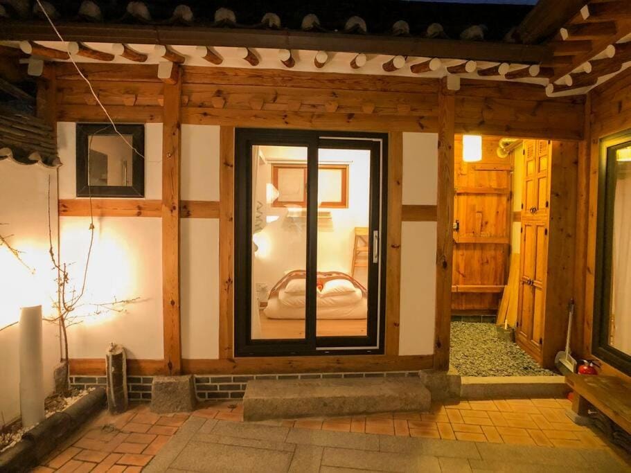 JAY Hanok ㅡ 3BR 3Bath ㅡ 8min from Anguk STN House in Seoul