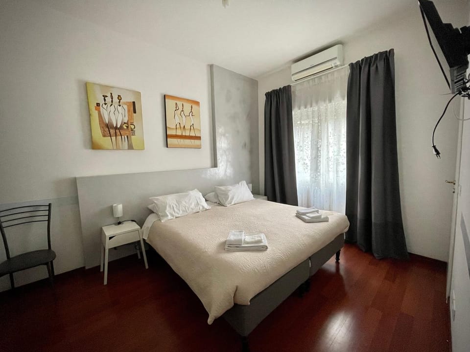 Bed, TV and multimedia, Bedroom, towels