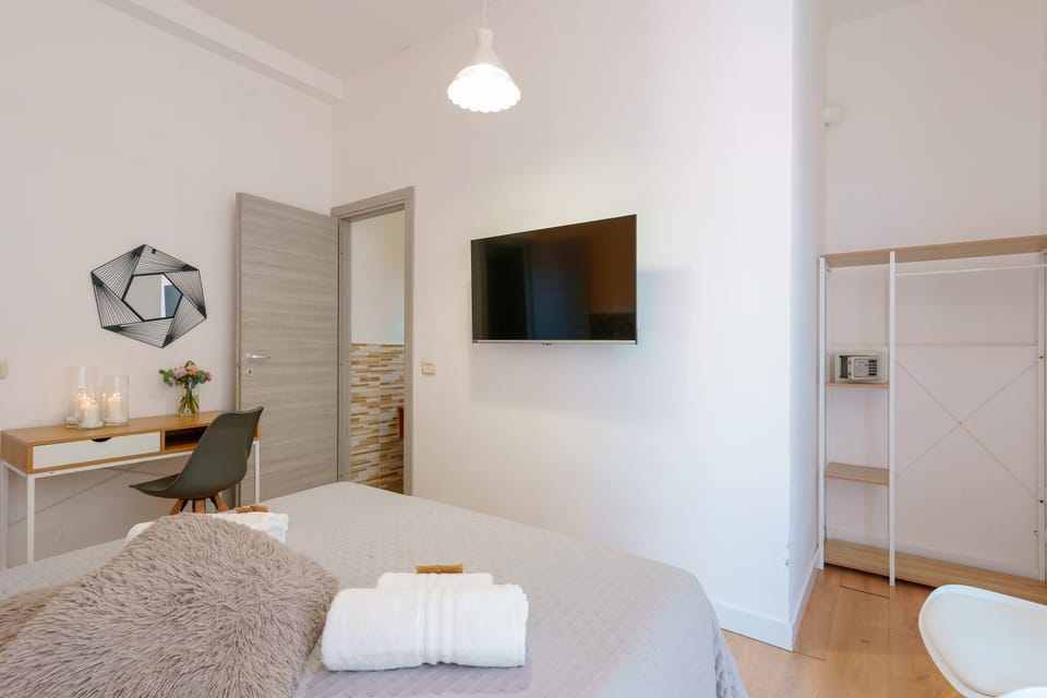 Bed, TV and multimedia, Photo of the whole room, Bedroom, hair dresser, towels, air conditioner