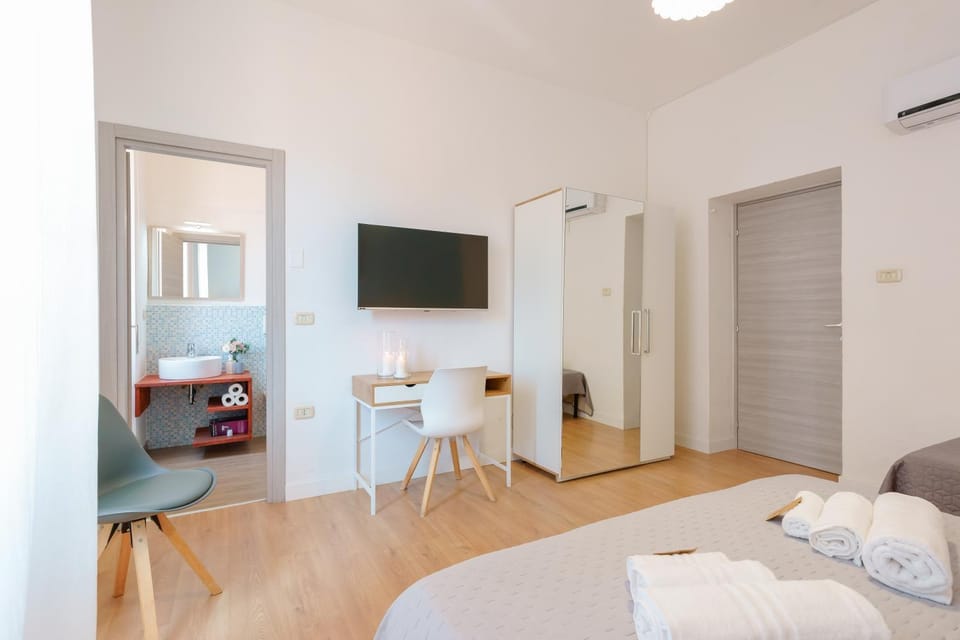Bed, TV and multimedia, Photo of the whole room, Bedroom, hair dresser, wardrobe, air conditioner
