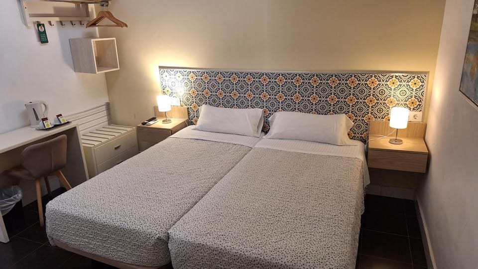 Bed, Coffee/tea facilities, Photo of the whole room, Bedroom