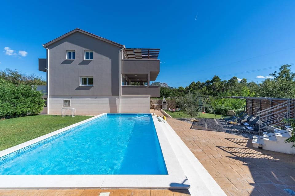Property building, Garden, Swimming pool, sunbed