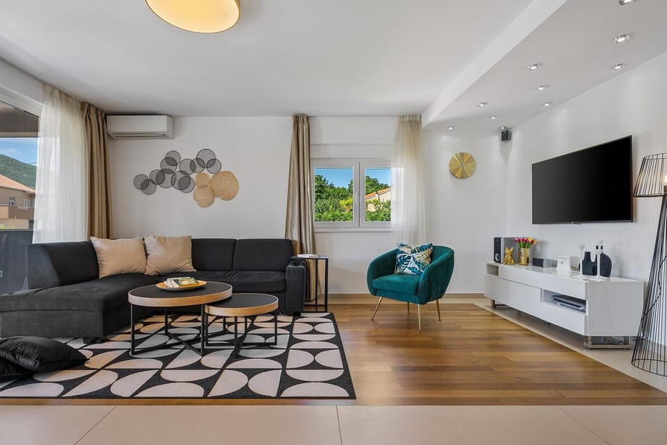 TV and multimedia, Living room, Seating area, air conditioner