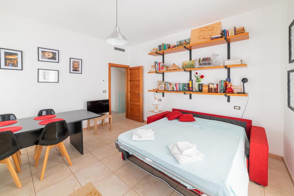 Bed, Photo of the whole room, Seating area, Dining area, towels, air conditioner