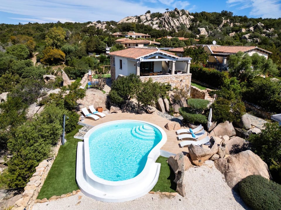 Property building, Natural landscape, Bird's eye view, Swimming pool, Swimming pool, sunbed