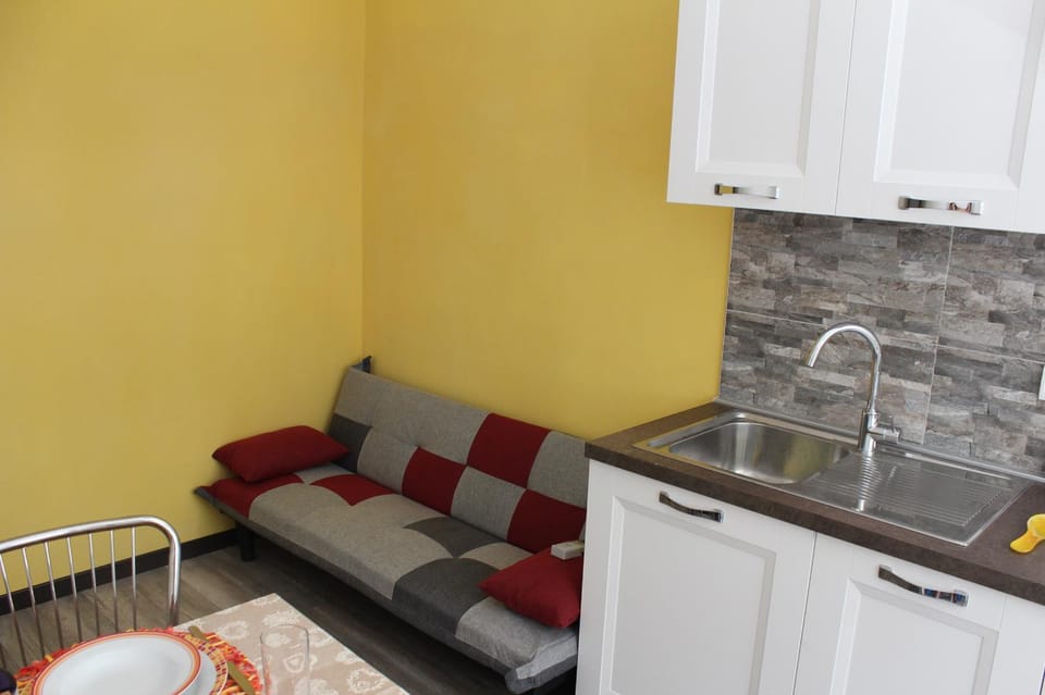 Kitchen or kitchenette, dishwasher