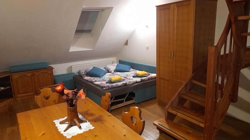 Bed, Living room, Photo of the whole room, Seating area, Dining area, Bedroom
