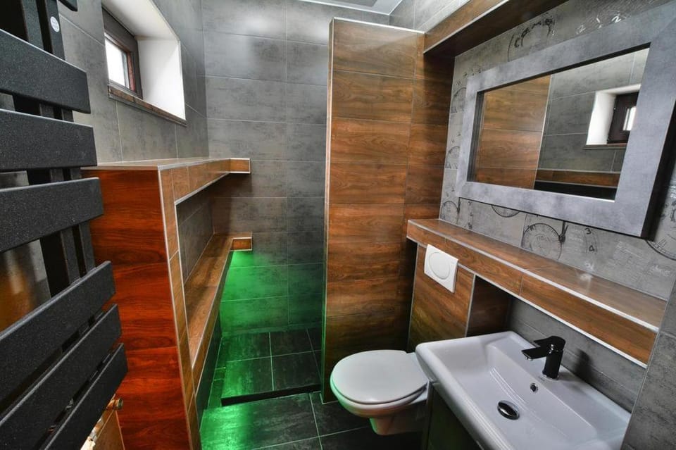 Shower, Toilet, Bathroom, Photo of the whole room, Decorative detail, Area and facilities