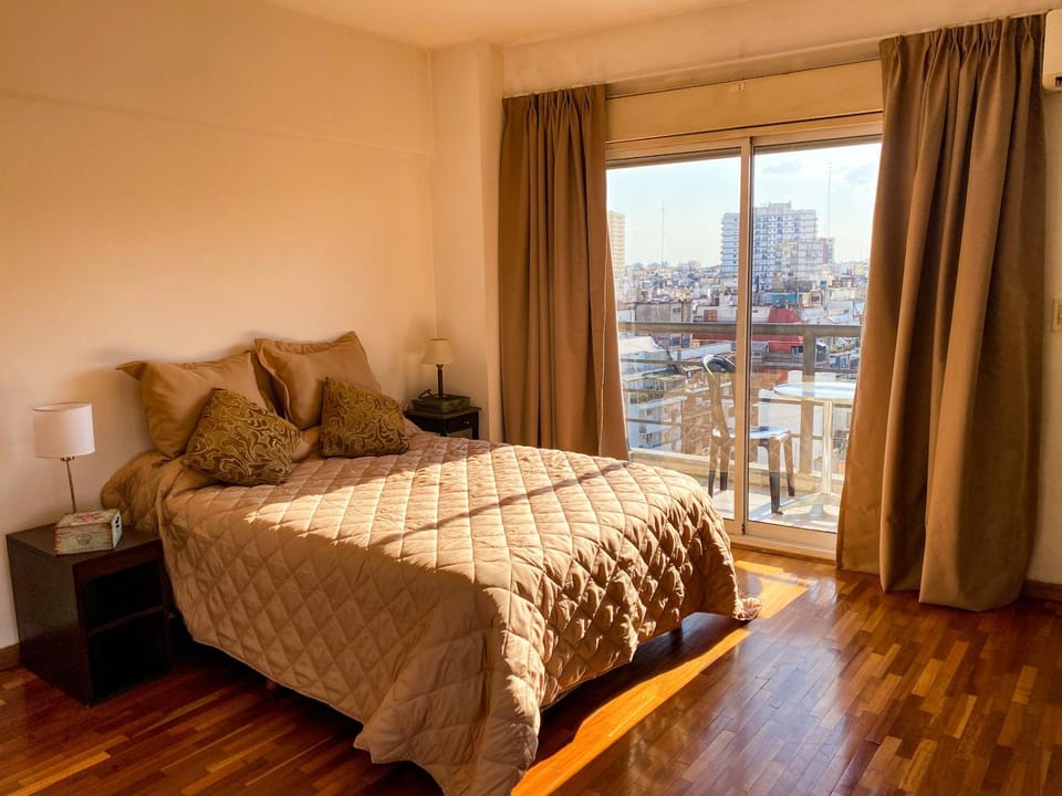 View (from property/room), Balcony/Terrace, Bedroom, City view