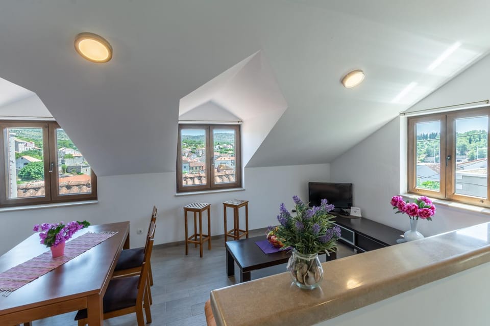 Living room, Decorative detail, Dining area