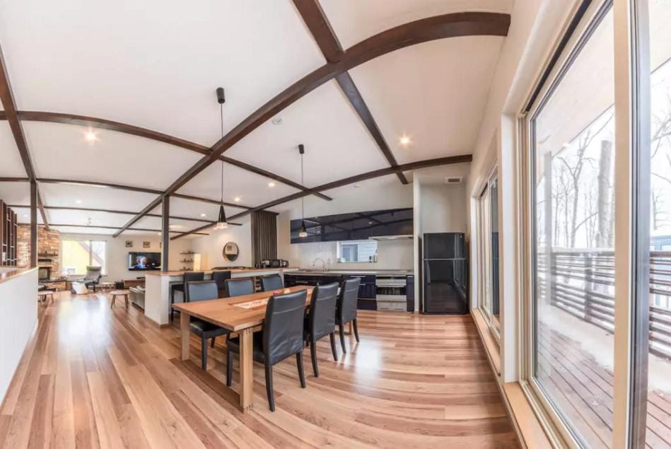 Kitchen or kitchenette, Dining area