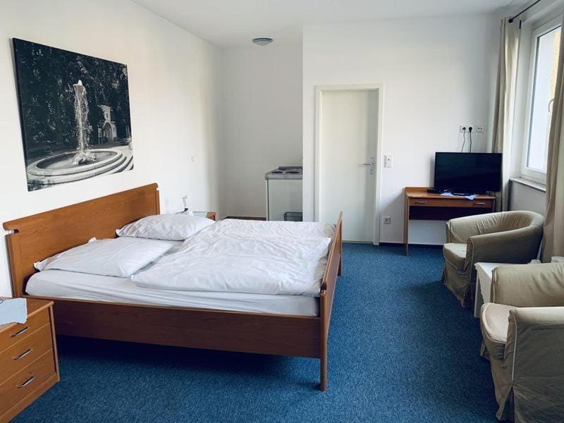 Photo of the whole room, Bedroom