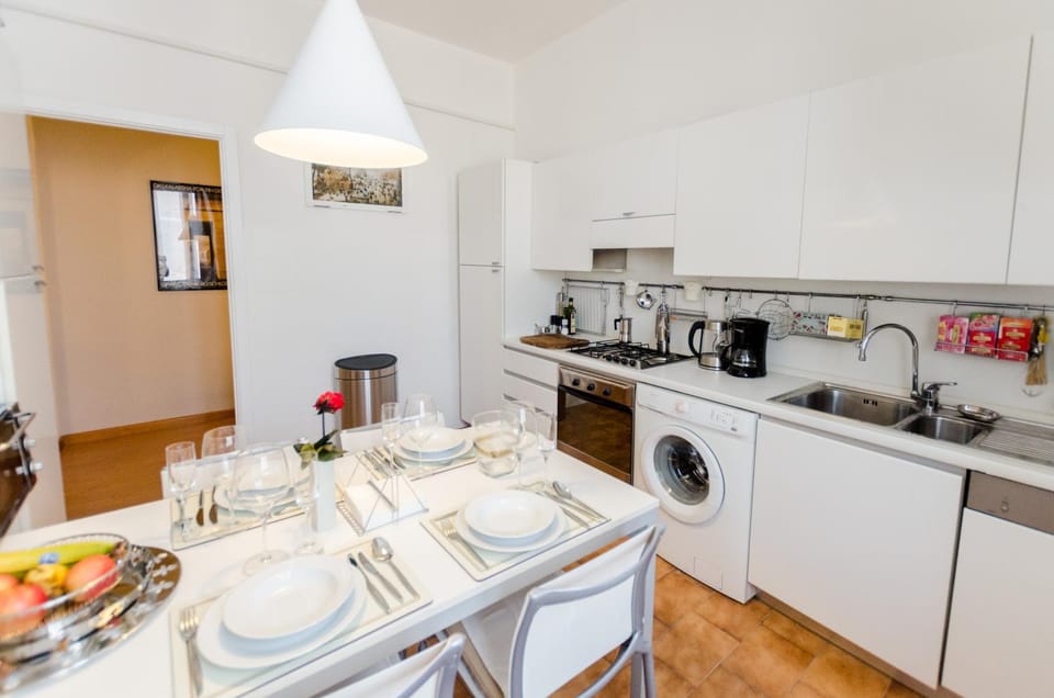 Coffee/tea facilities, Kitchen or kitchenette, Dining area
