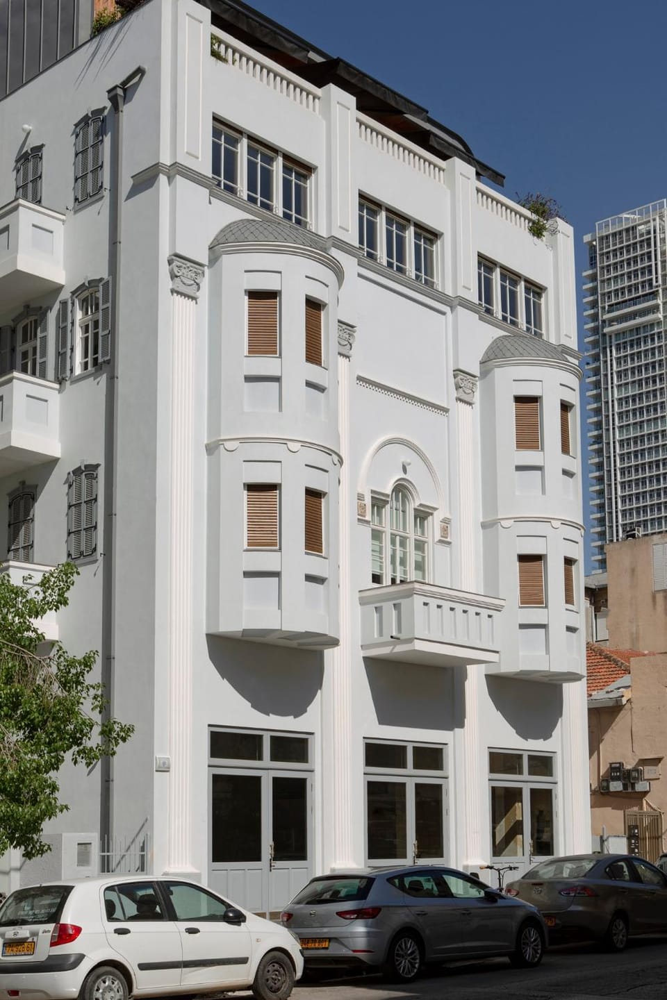 Property building, Facade/entrance, Day, Location, Parking