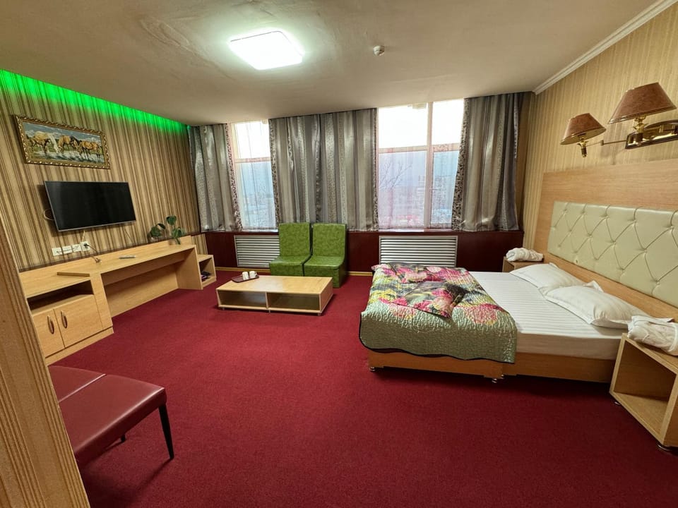 Bed, Living room, Photo of the whole room, Bedroom
