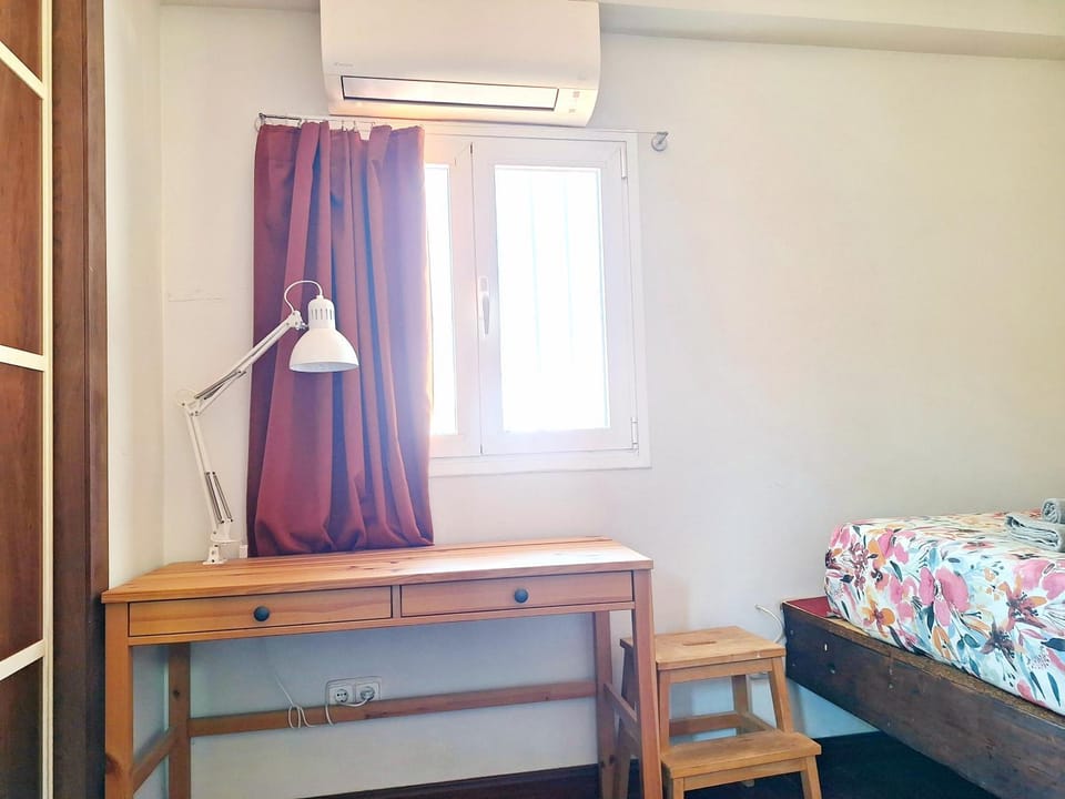 Bed, Photo of the whole room, Bedroom, air conditioner