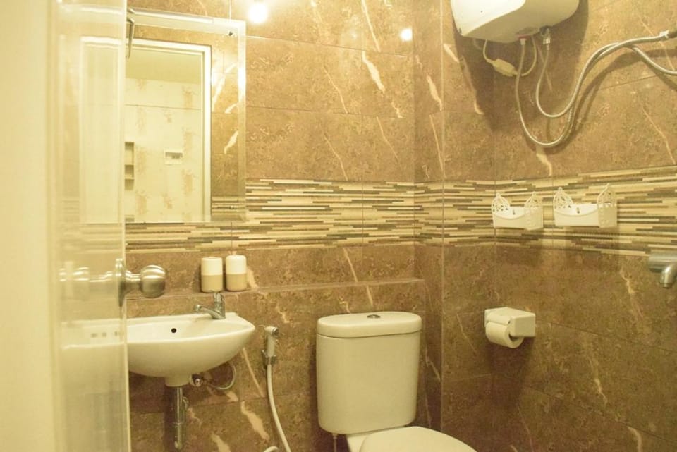 Shower, Toilet
