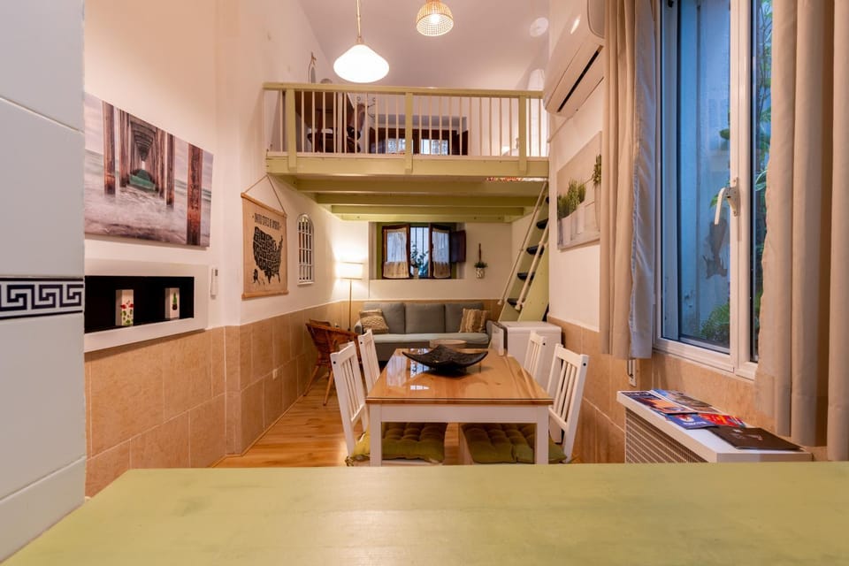 Kitchen or kitchenette, Seating area, Dining area