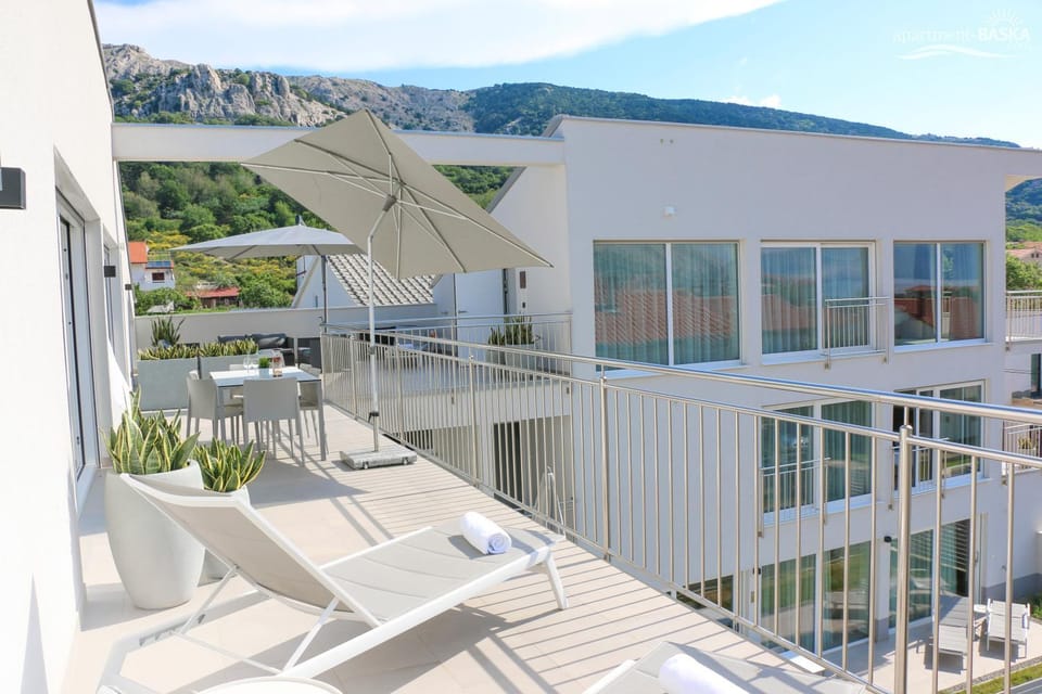 Property building, Natural landscape, Balcony/Terrace, sunbed