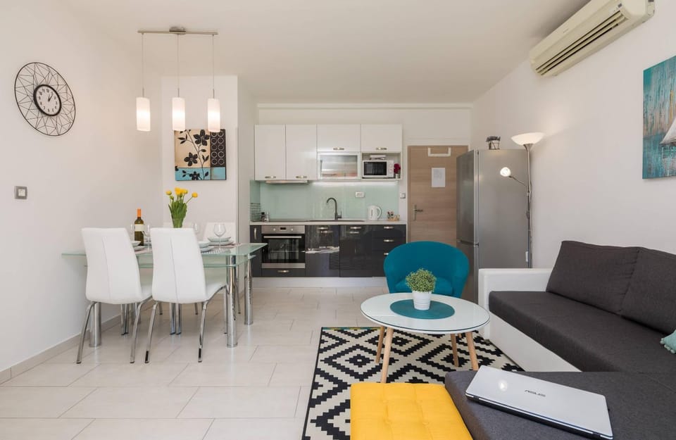 Kitchen or kitchenette, Living room, Seating area, Dining area