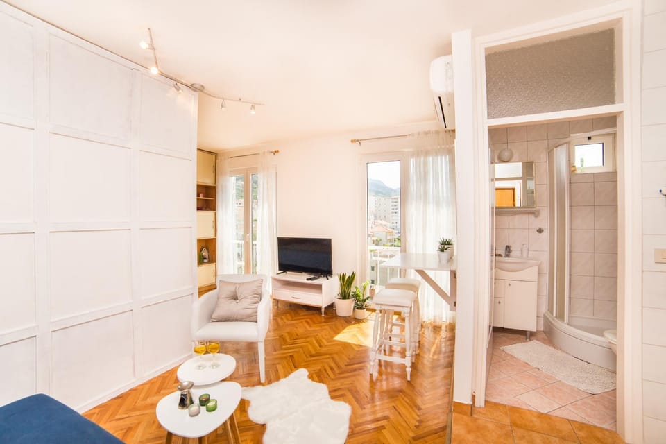 Communal lounge/ TV room, Mountain view