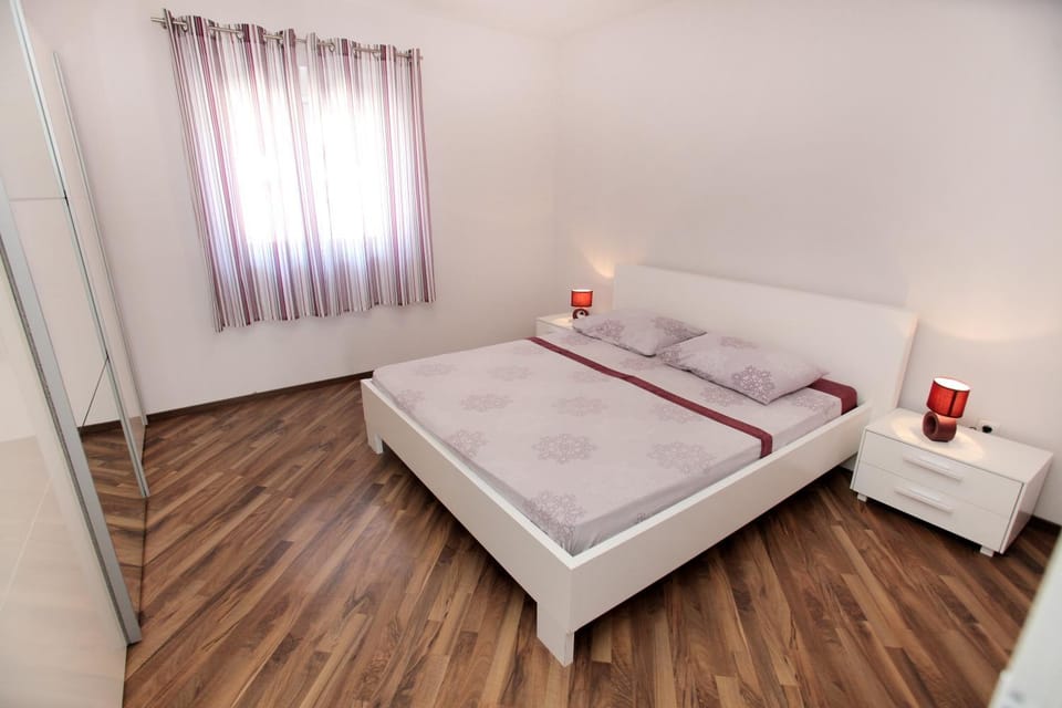 Bed, Day, Bedroom
